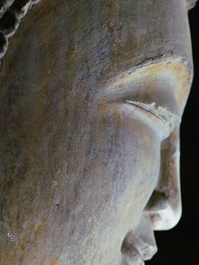 千年国宝佛头被刻字：测绘局到此古迹